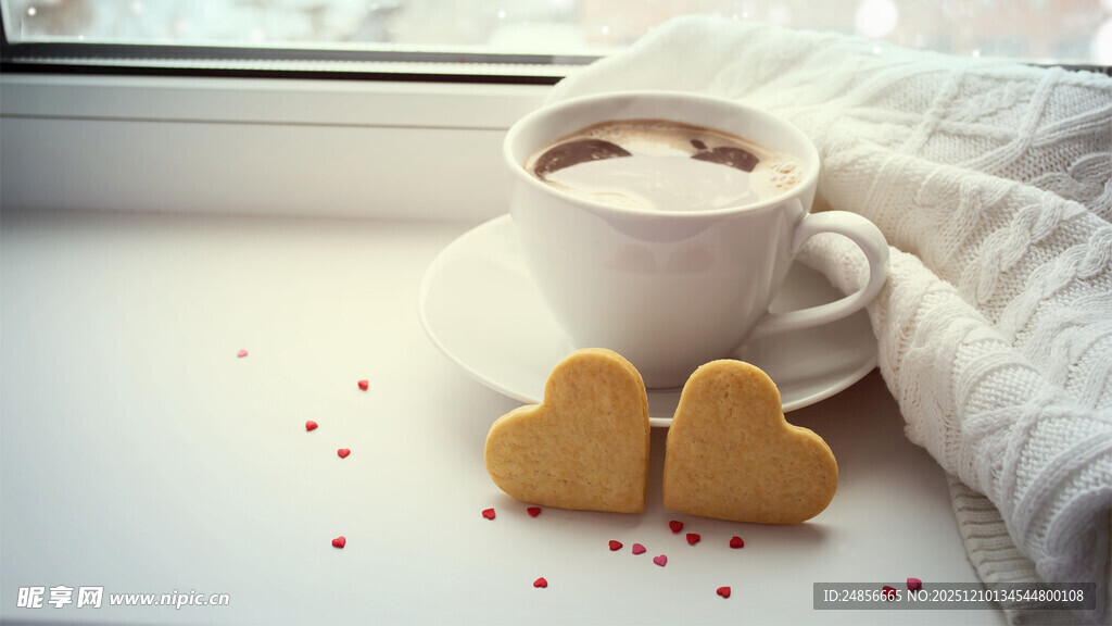 窗边热饮与心形饼干