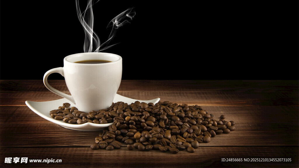一杯热咖啡与散落咖啡豆