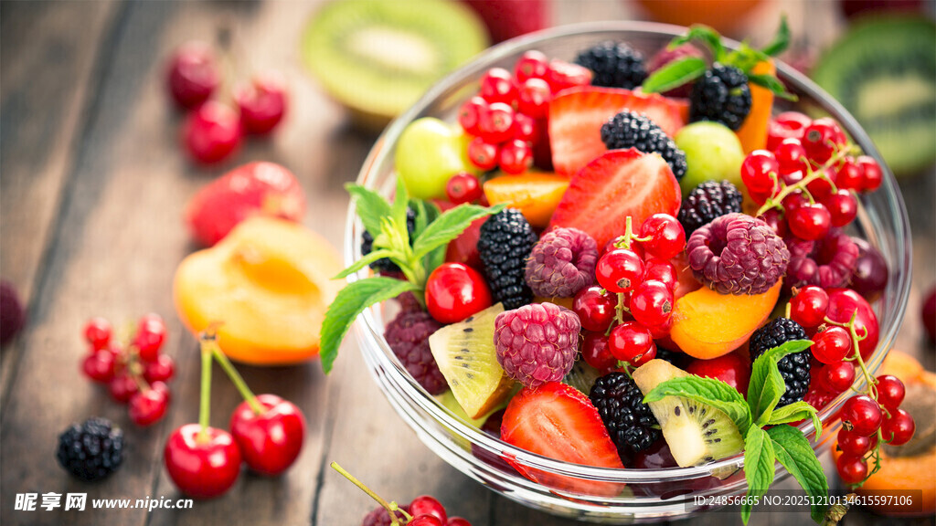 木桌上的多彩新鲜混合浆果