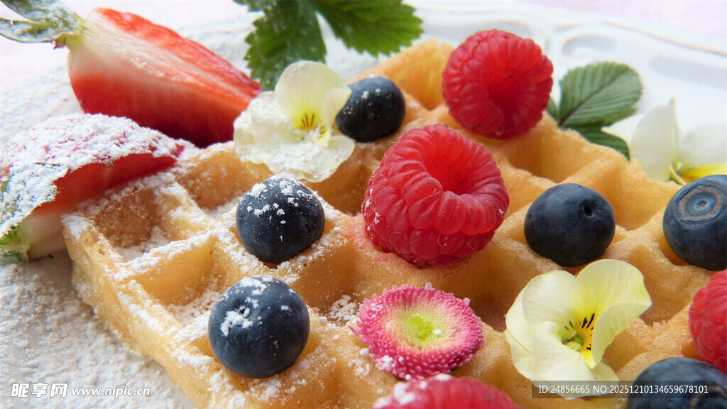 美味华夫饼搭配多彩浆果