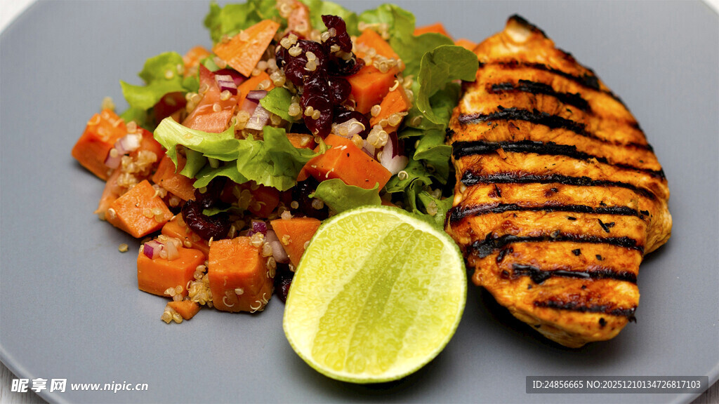 烤鸡胸配蔬菜与柠檬