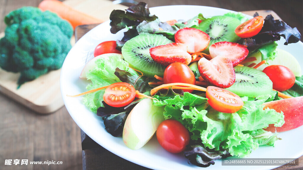 新鲜蔬菜沙拉摆盘展示