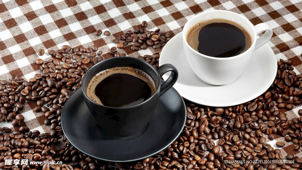 两杯咖啡与咖啡豆的组合