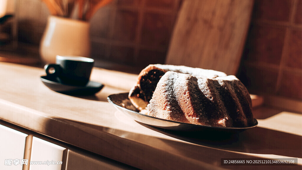 木质桌上的美味环形蛋糕