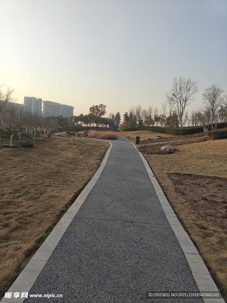 户外空旷的休闲步道