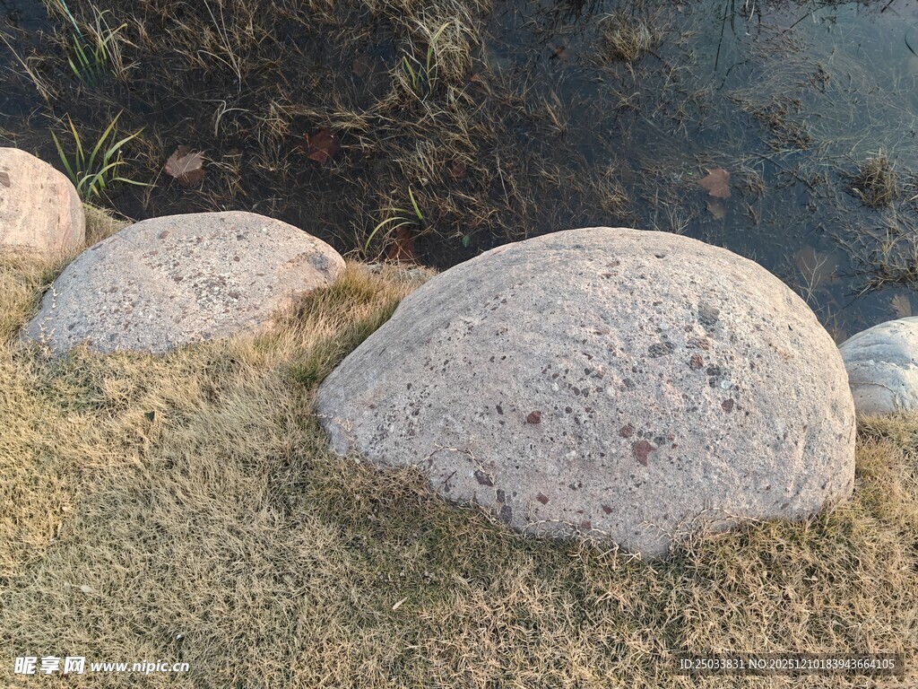 岸边圆润石头特写