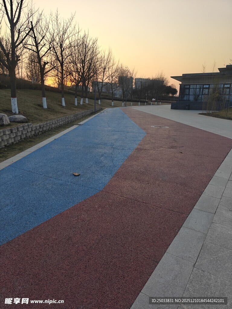 夕阳下的多彩步道