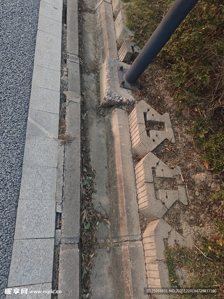 道路旁的排水设施细节