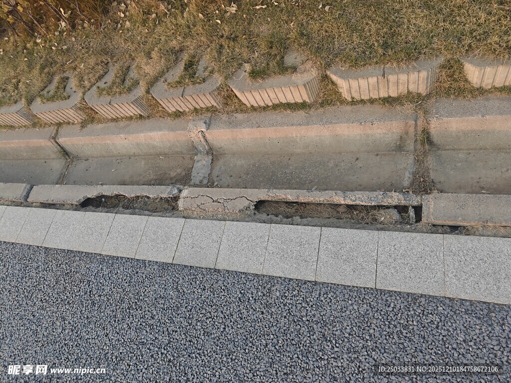 路面破损的道路设施