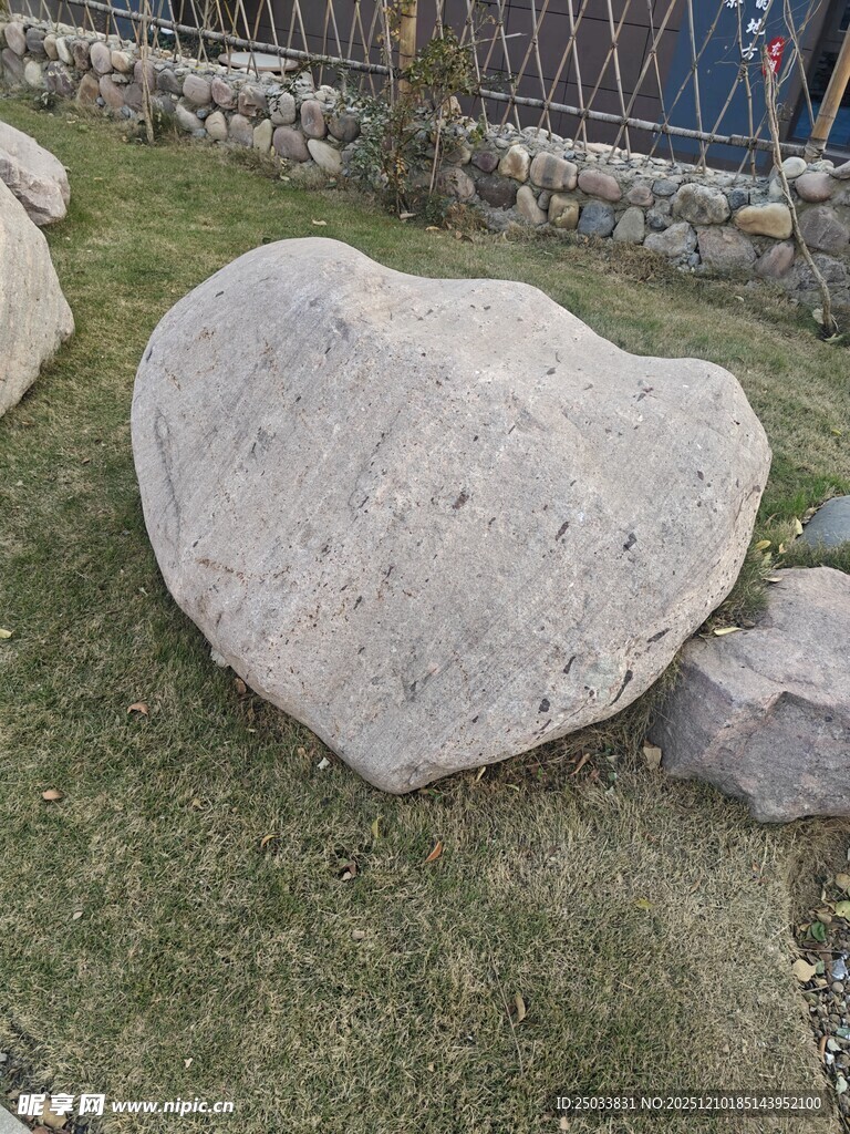 心形巨石自然中的浪漫印记