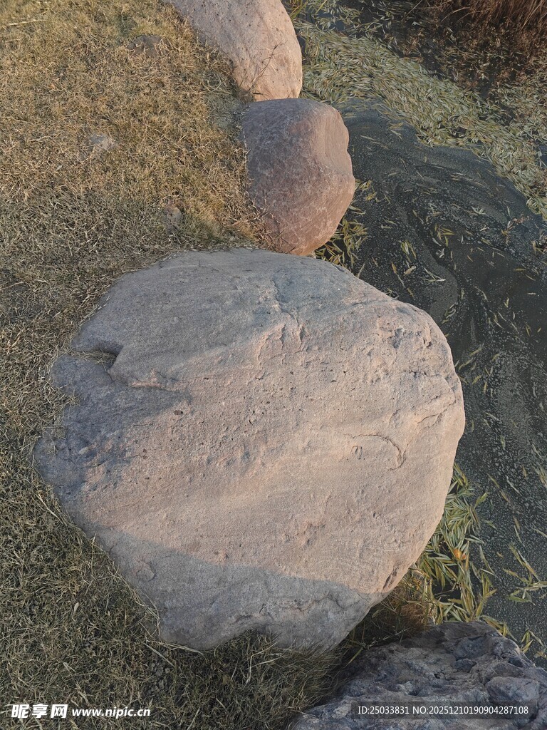 户外沙地上的几块石头