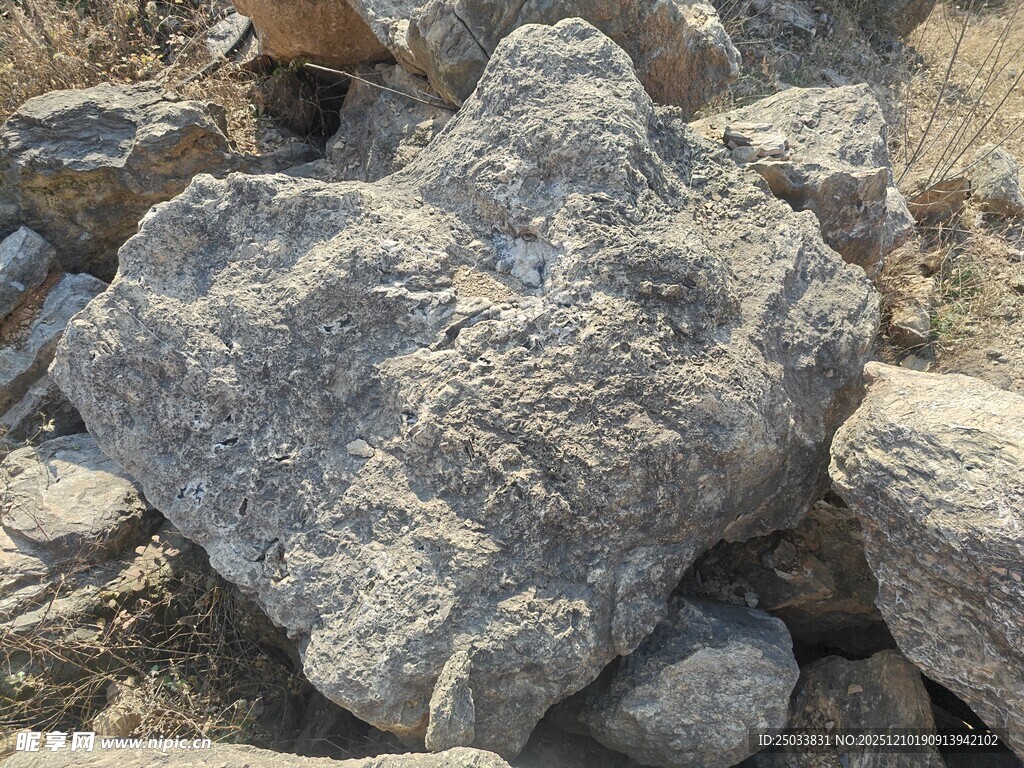 灰色岩石堆