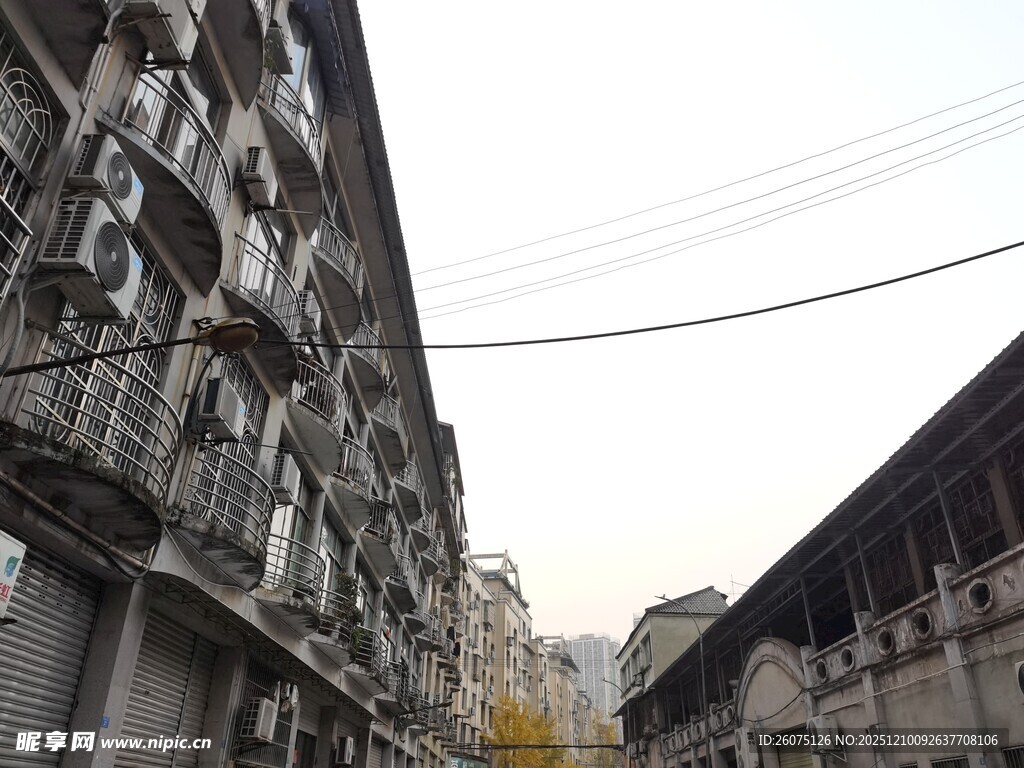 老旧街道两侧的建筑