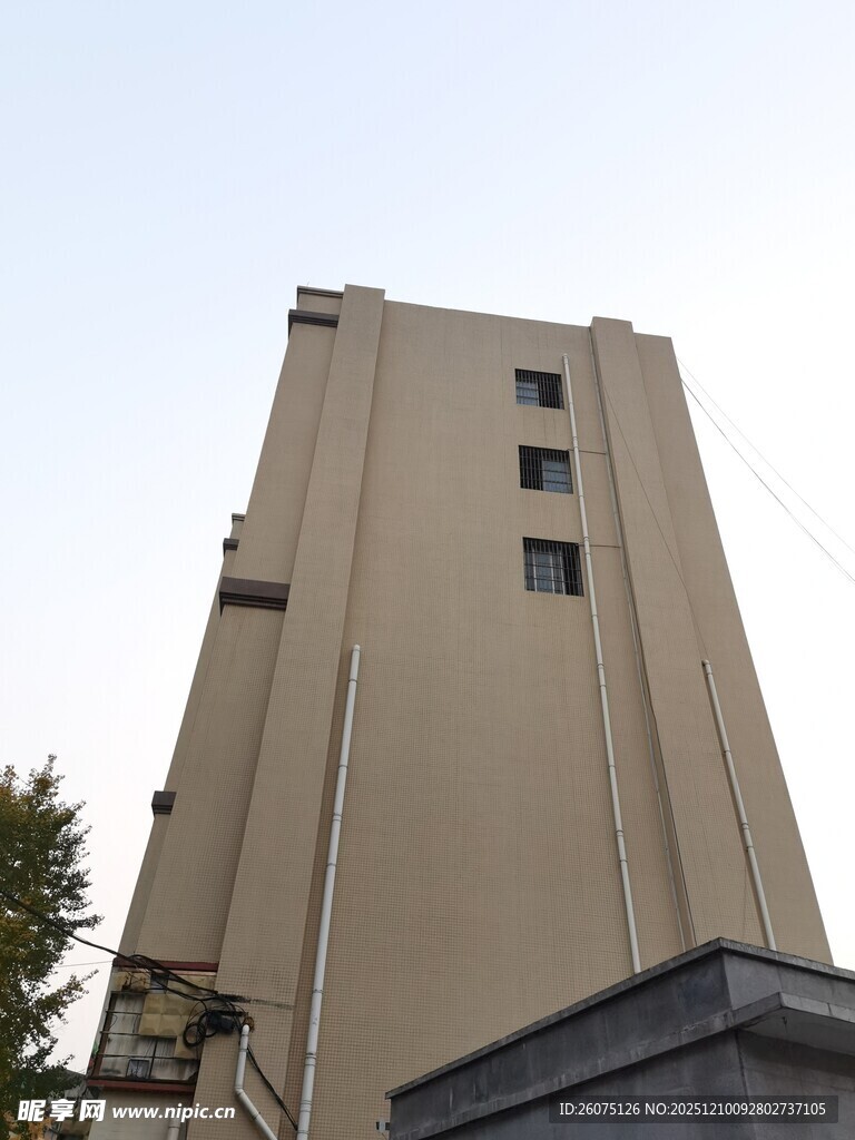 高耸米色多层建筑外观