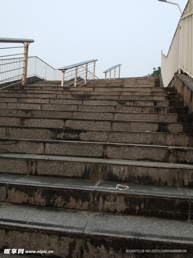 老旧石阶岁月痕迹尽显