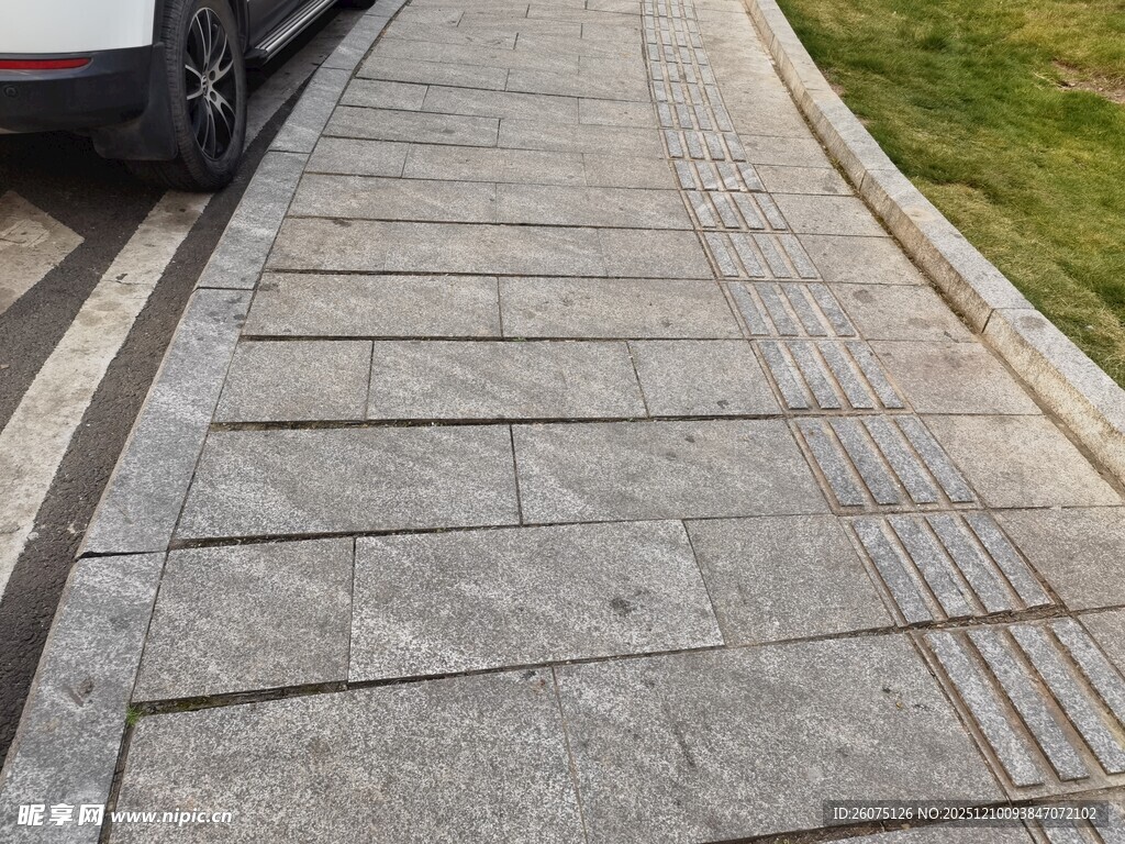 石板铺就的弯曲人行道