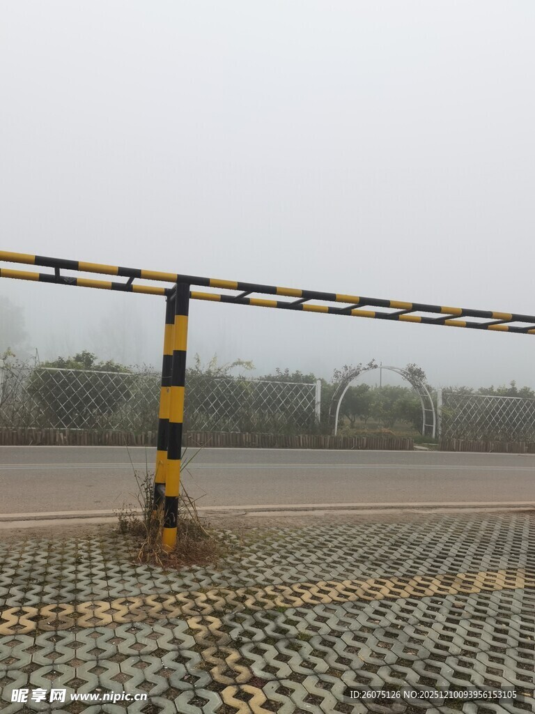 雾中道路栏杆设施