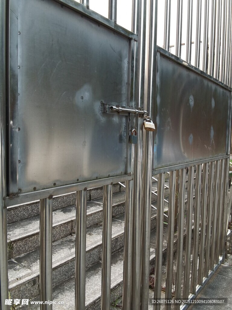金属围栏与封闭面板