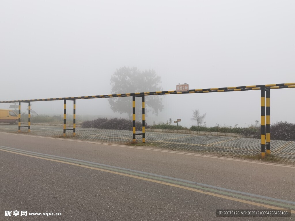 公路旁的防护栏杆