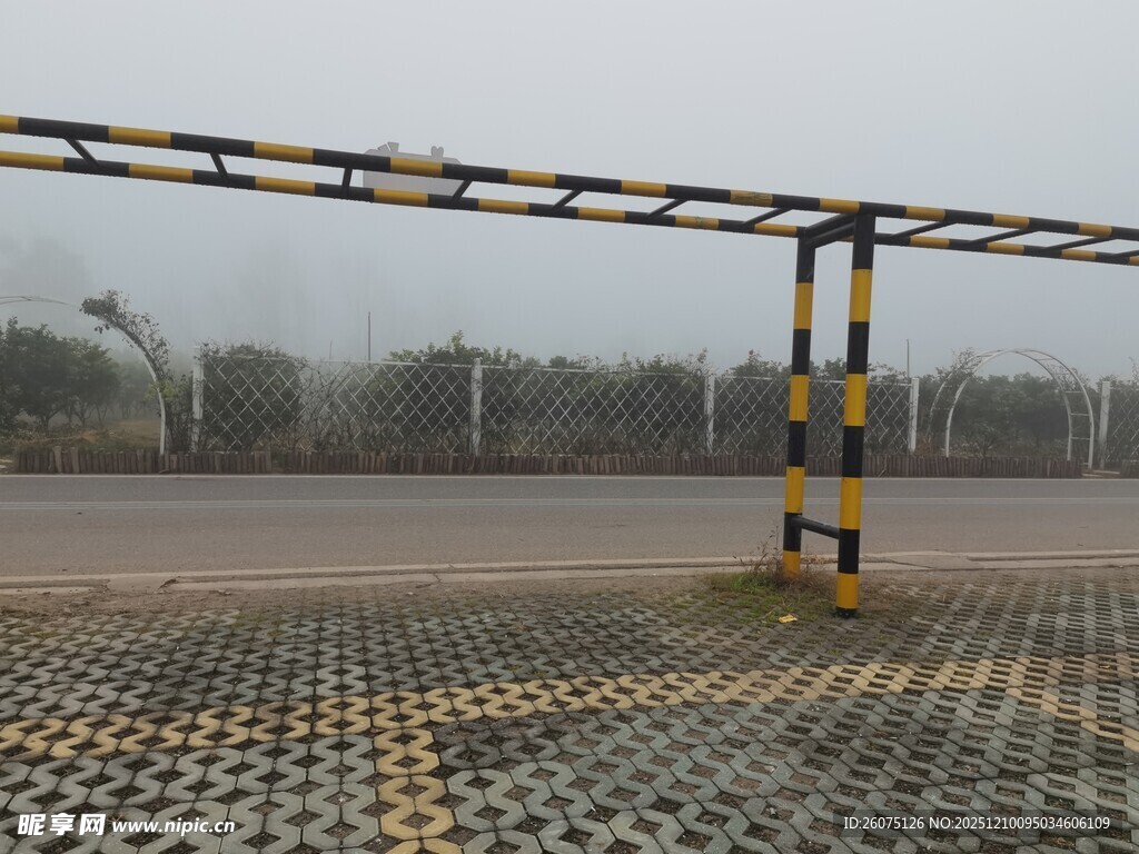 空旷场地中的金属框架设施