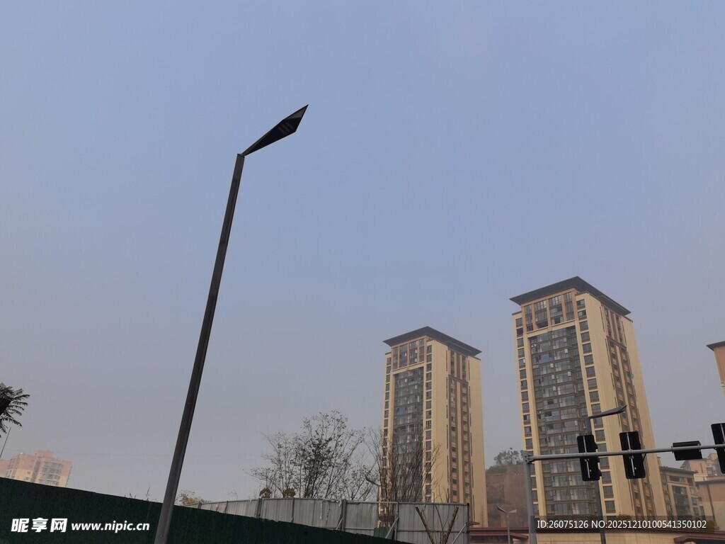 城市街道旁的高楼与路灯