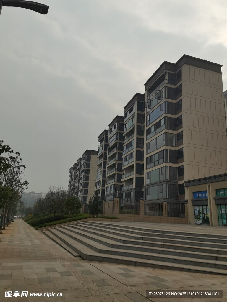 多层居民楼与户外阶梯景观