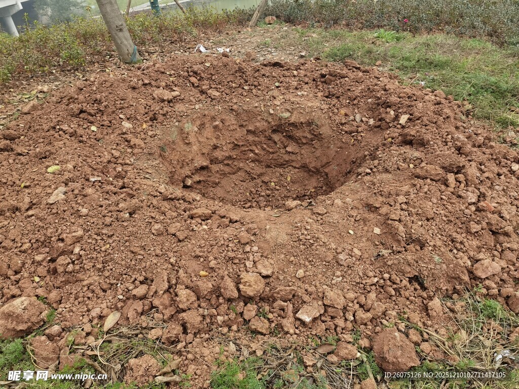 地面上的大坑洞