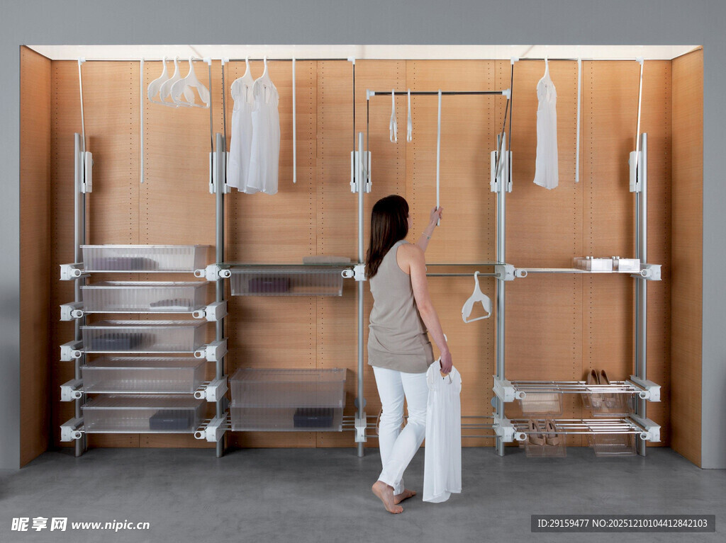 女士查看开放式衣物收纳架