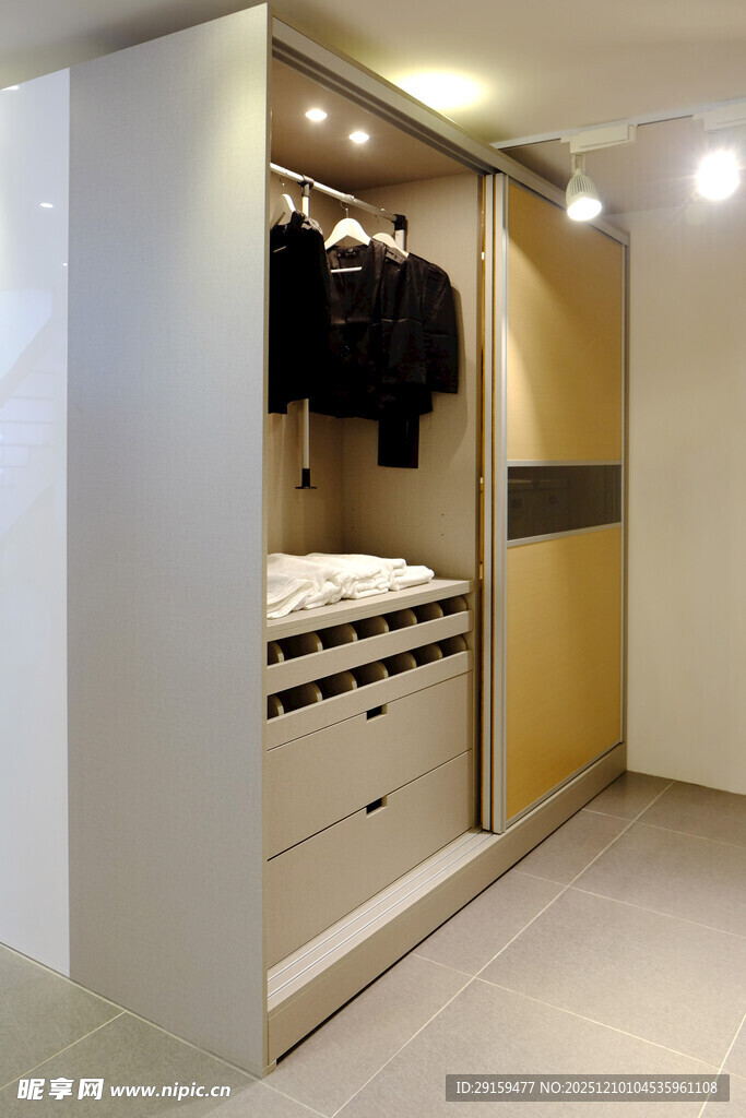 现代简约风格步入式衣帽间