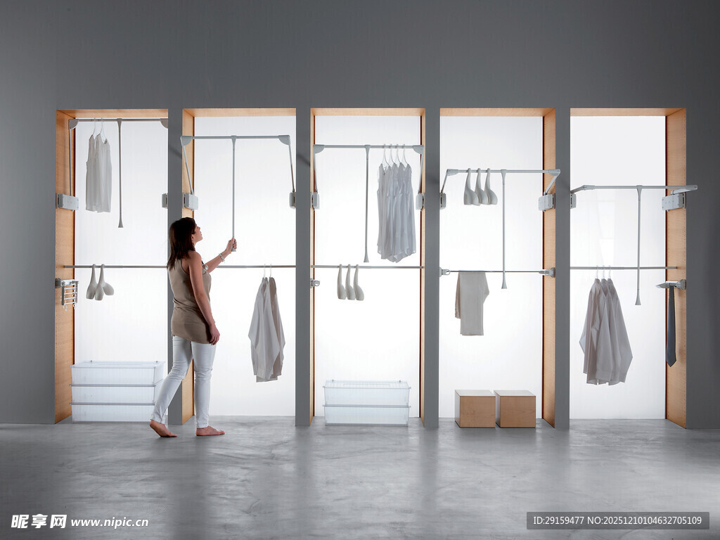 女子于洗衣房查看晾晒衣物