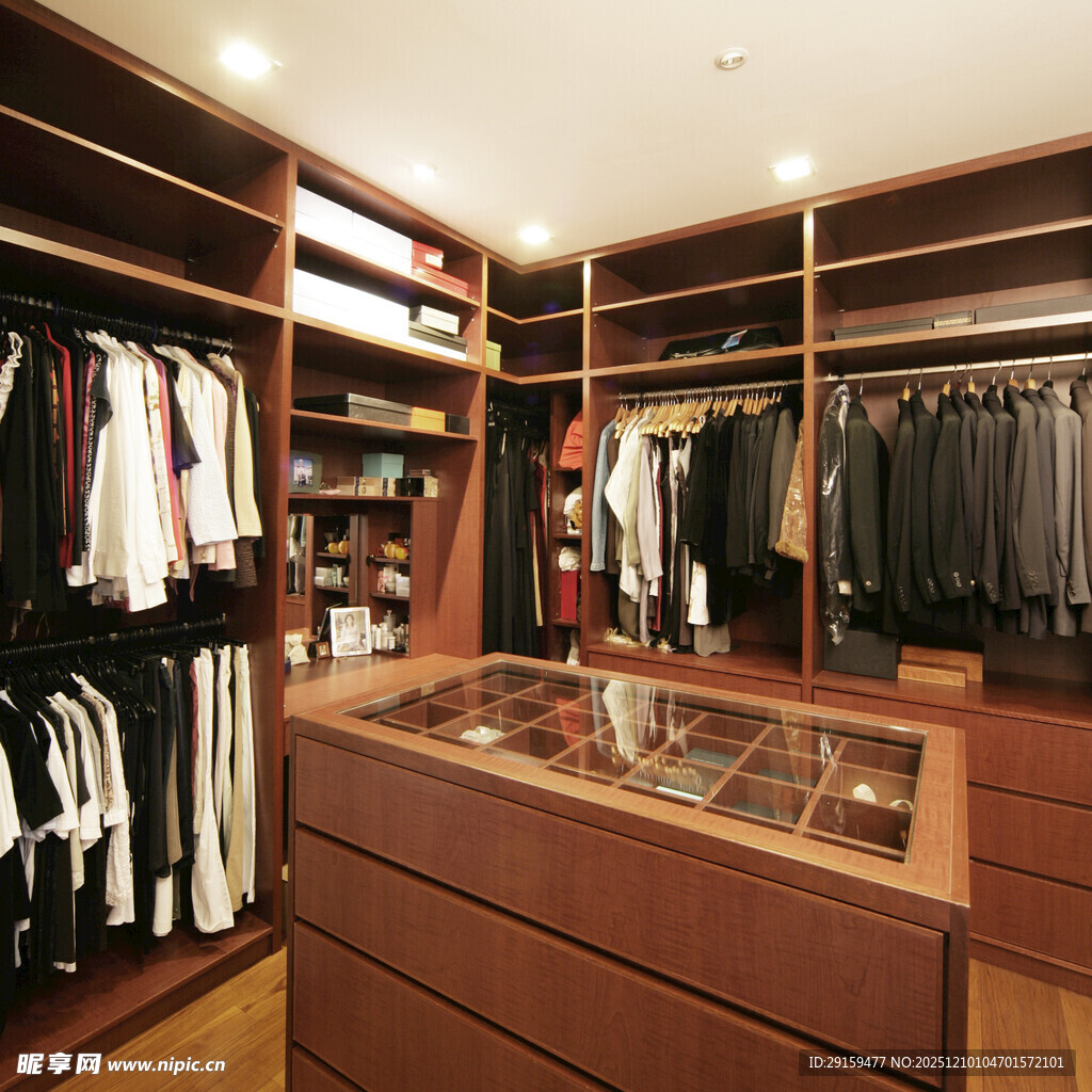 豪华衣帽间展示多样服饰