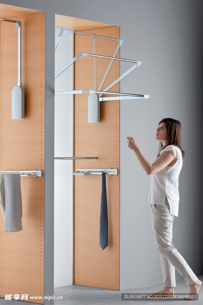 女士使用智能伸缩晾衣架