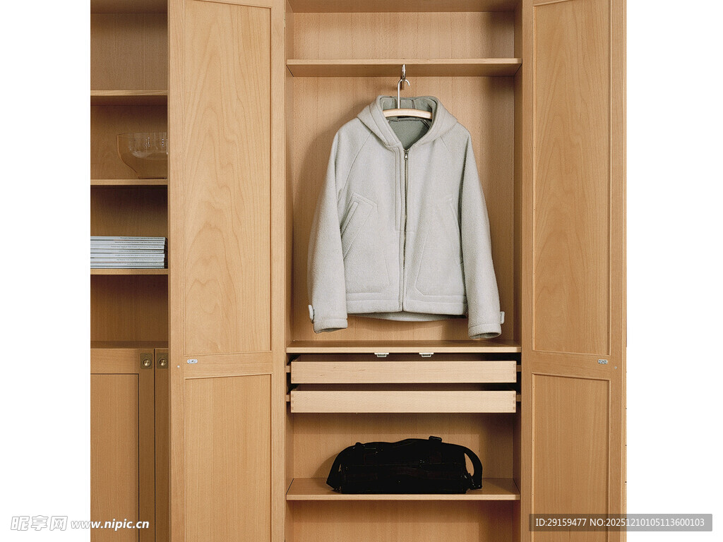 简约木质衣柜内挂放衣物
