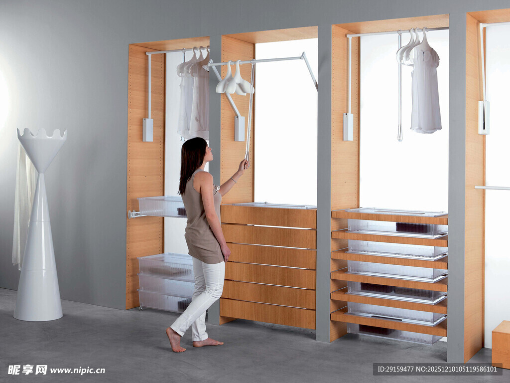 女子整理木质开放式衣柜