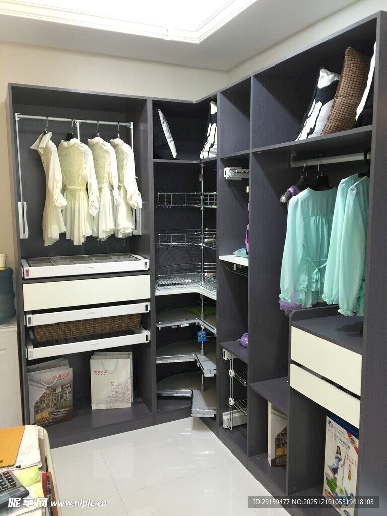 现代简约风格的宽敞衣帽间