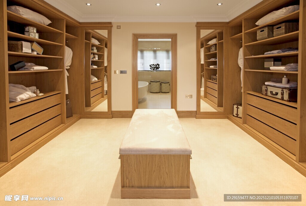 豪华宽敞的木质衣帽间