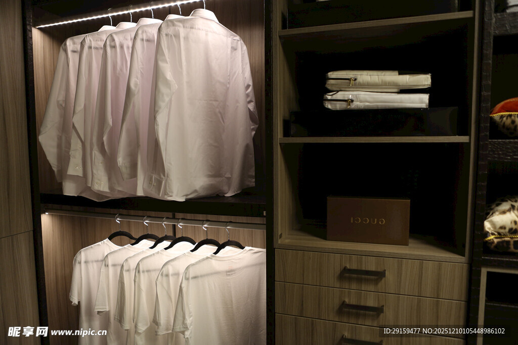 时尚衣柜衣物有序陈列