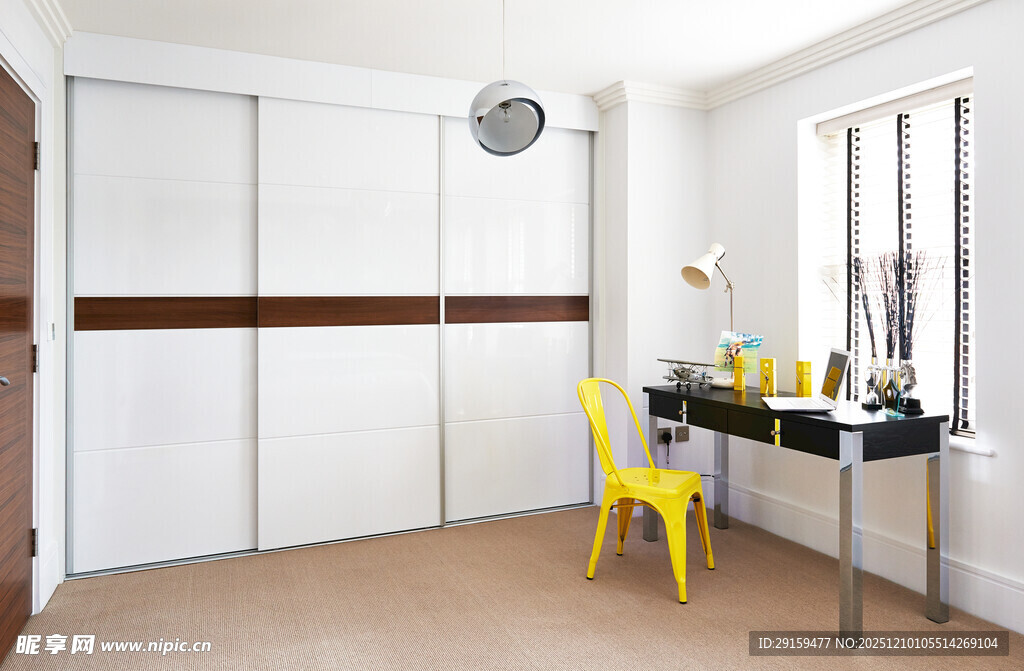 简约室内空间黄椅亮眼