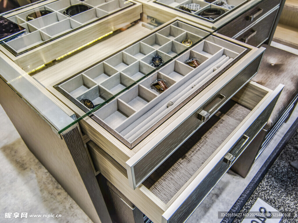 精致抽屉展示珠宝首饰