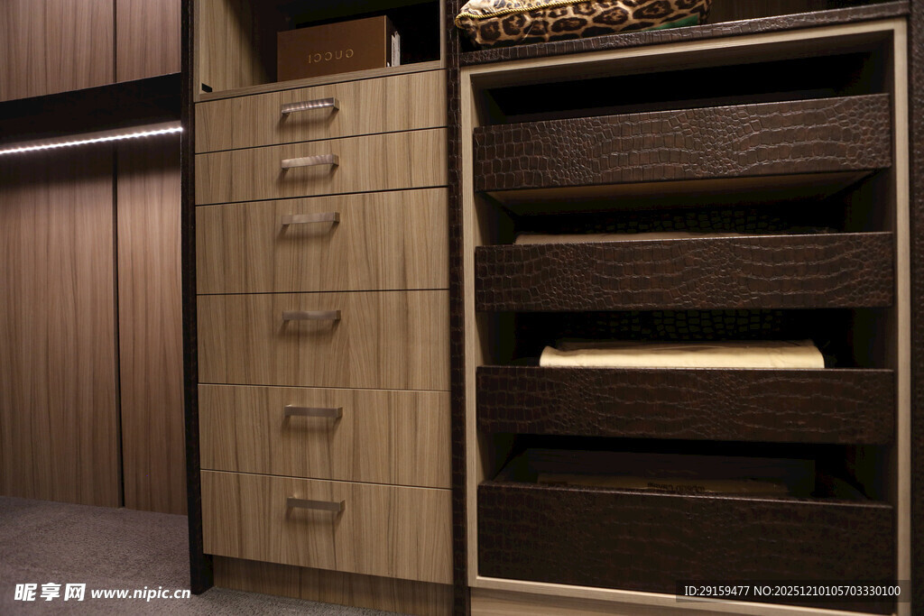 现代风格木质衣柜展示