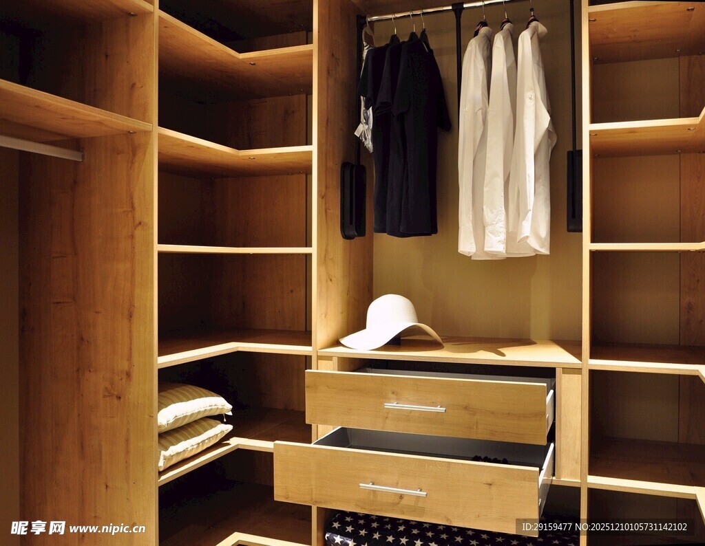 现代简约木质衣帽间展示