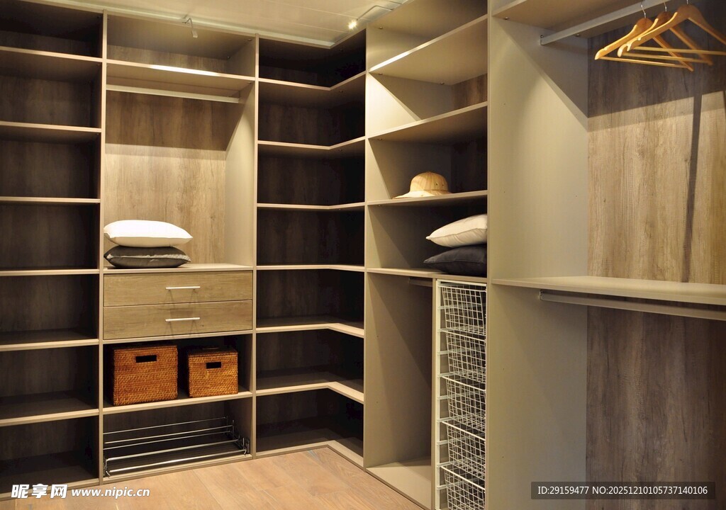 现代简约风格的宽敞衣帽间