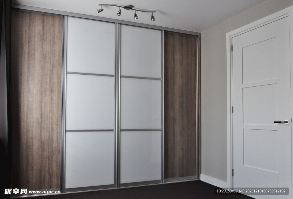 简约风格室内带门衣柜场景