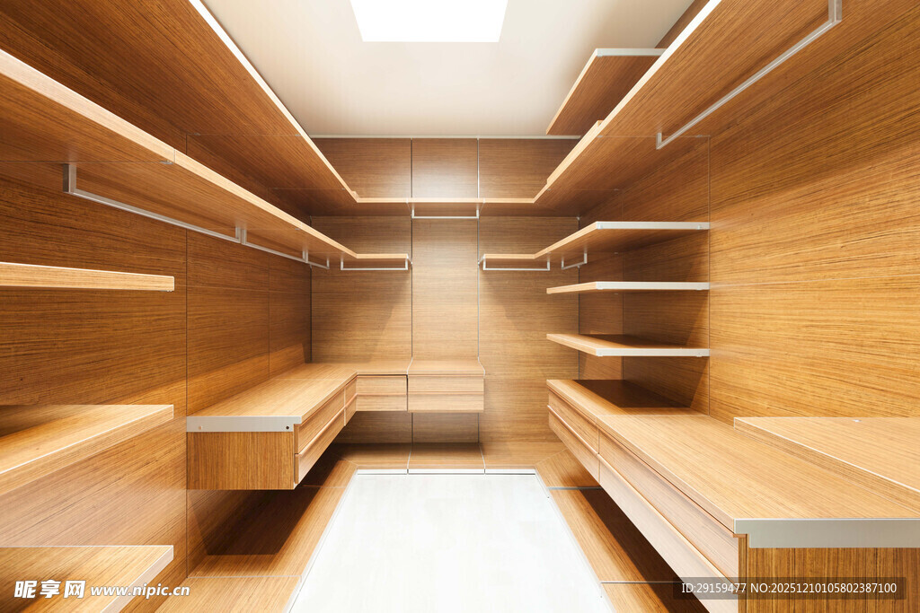 现代木质衣帽间内部空间