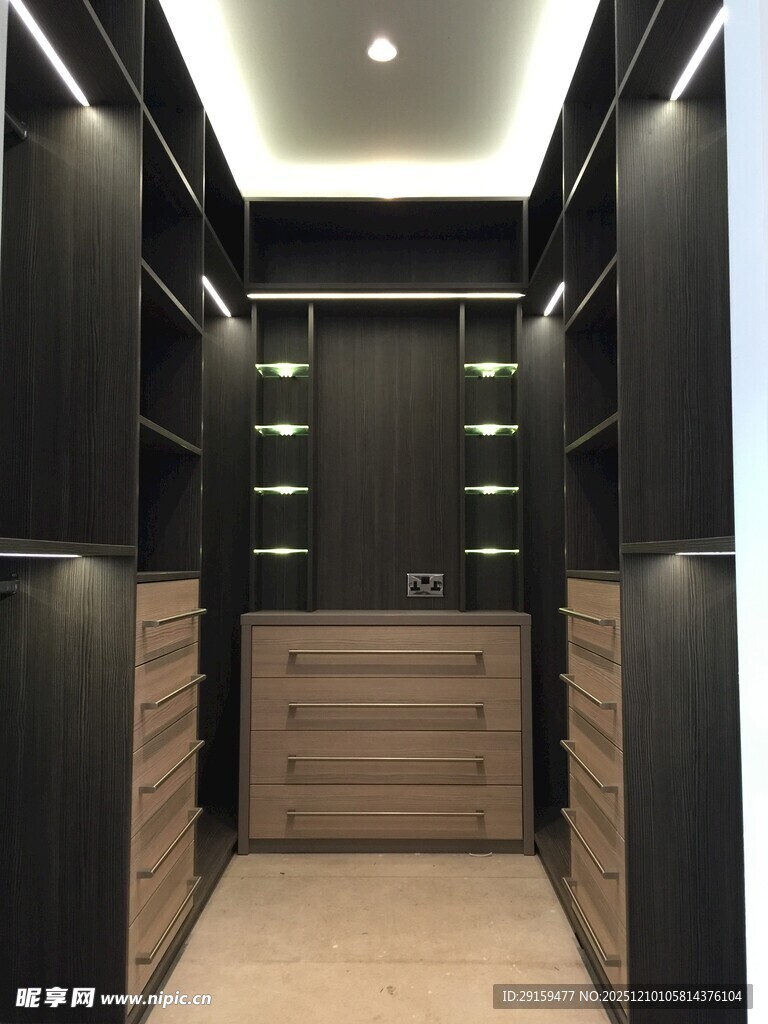 现代简约风格步入式衣帽间