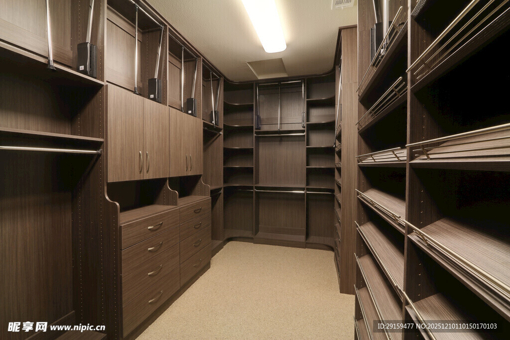 宽敞规整的储物间内部