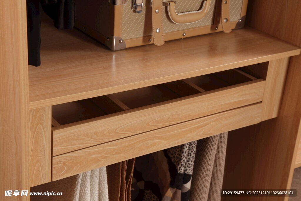 简约木质衣柜抽屉设计