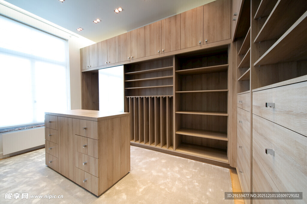 现代简约风木质衣柜空间