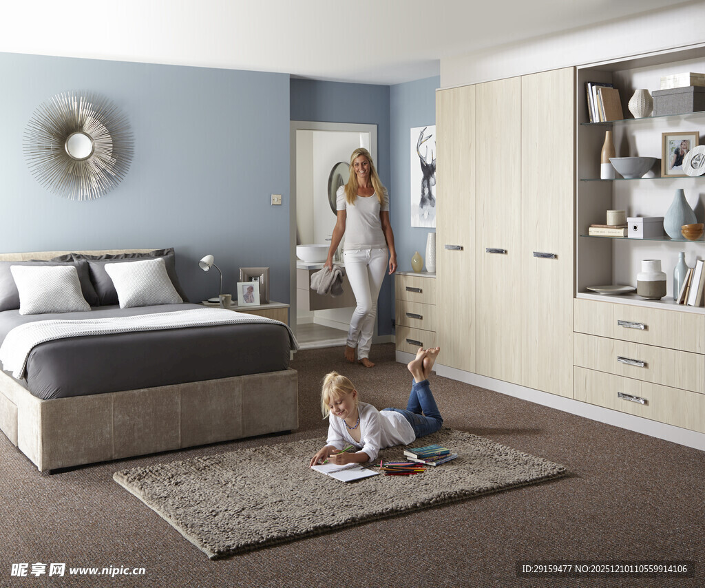 温馨卧室中的亲子互动场景