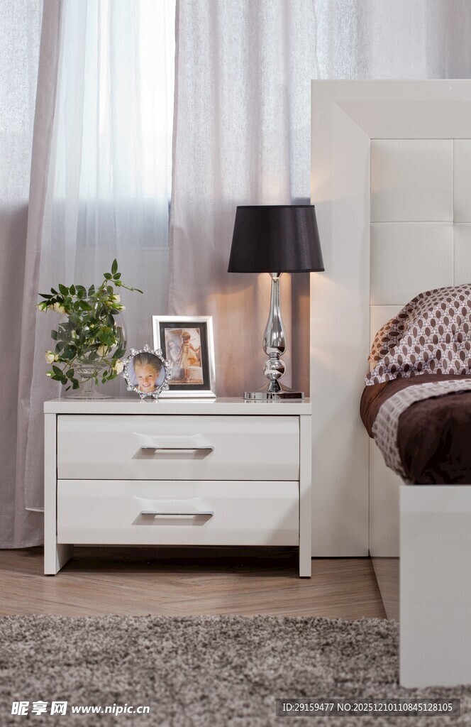 简约白色床头柜卧室摆件